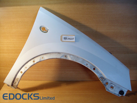 Калник преден десен Y474 10U Casablancaweiss Бял Corsa C Combo C Opel